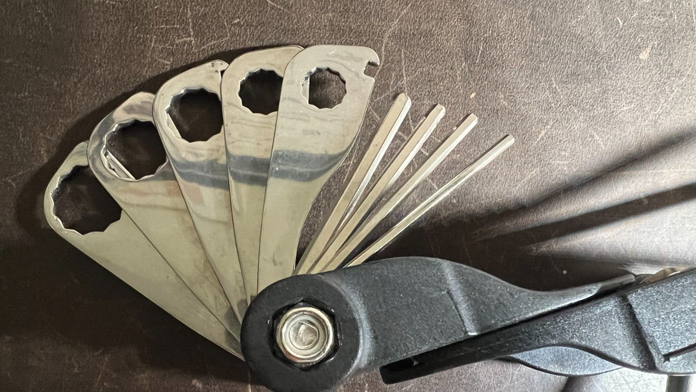 FREE SHIPPING Unbranded - clueless Multi tool Multi-tool