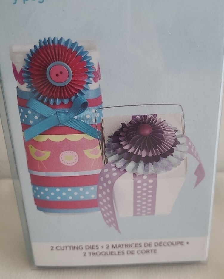 Cuttlebug Scallop Rosette Kit