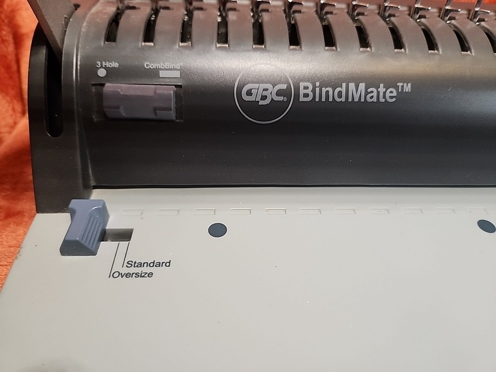 GBC Bindmate Binding Machine With Plastic Combs.
