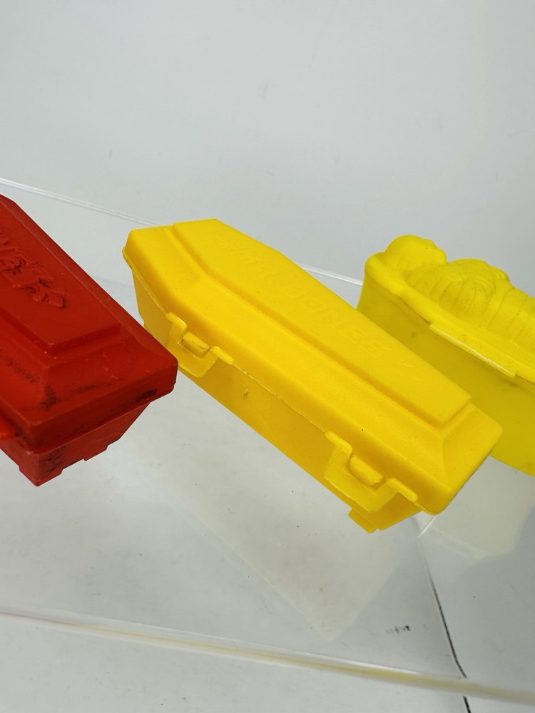 Vintage FLEER MR BONES Empty Yellow Coffin Casket Mummy Plastic Candy Container