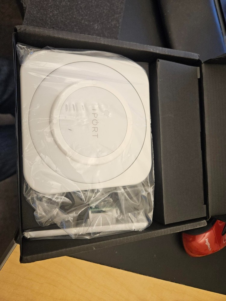 iPort Launch WallStation #70142 Wireless iPad Charging Dock - White - NEW