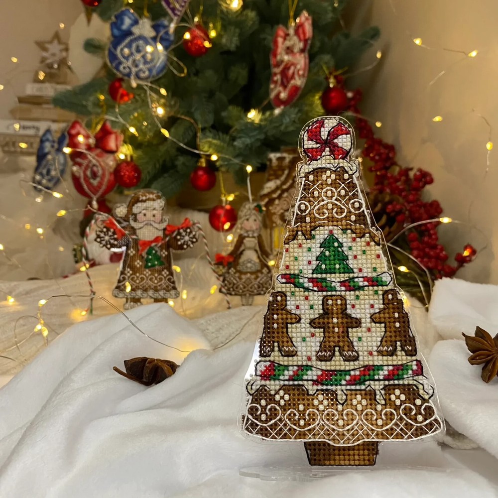 Embroidery kit with threads on a plastic base Gingerbread tree decoration