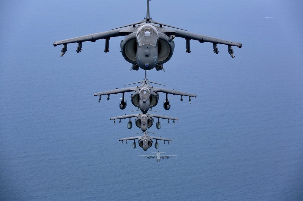AUTHENTIC AV-8 HARRIER 3D GOLD PIN US MARINES RAF USMC