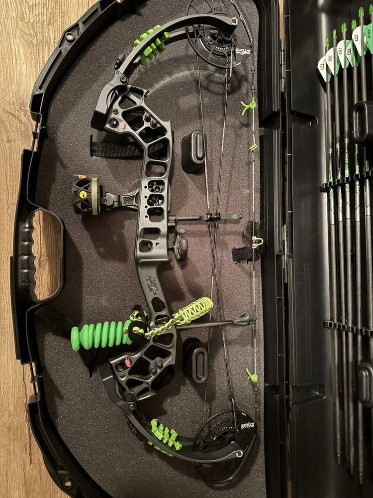 PSE Archery Evolve 28 Compound Bow Black Green Right Hand Bow Hunting