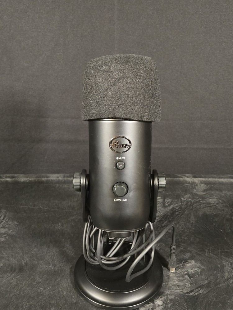 Blue Yeti USB Microphone Logitech Gaming Streaming Podcasting PC Mac Multi-Patte