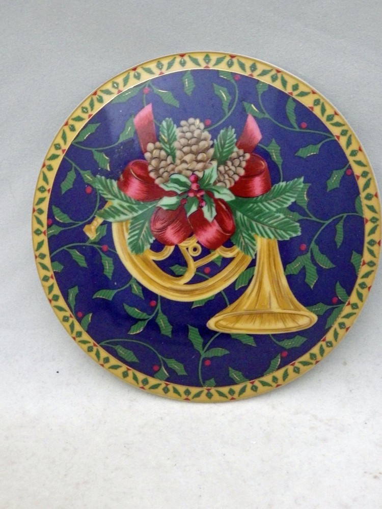 Mikasa - Holiday Music pattern - one round keepsake Box with Lid - EUC