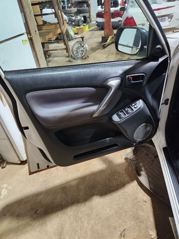 01-05 RAV4 Driver Front Left Door Glass