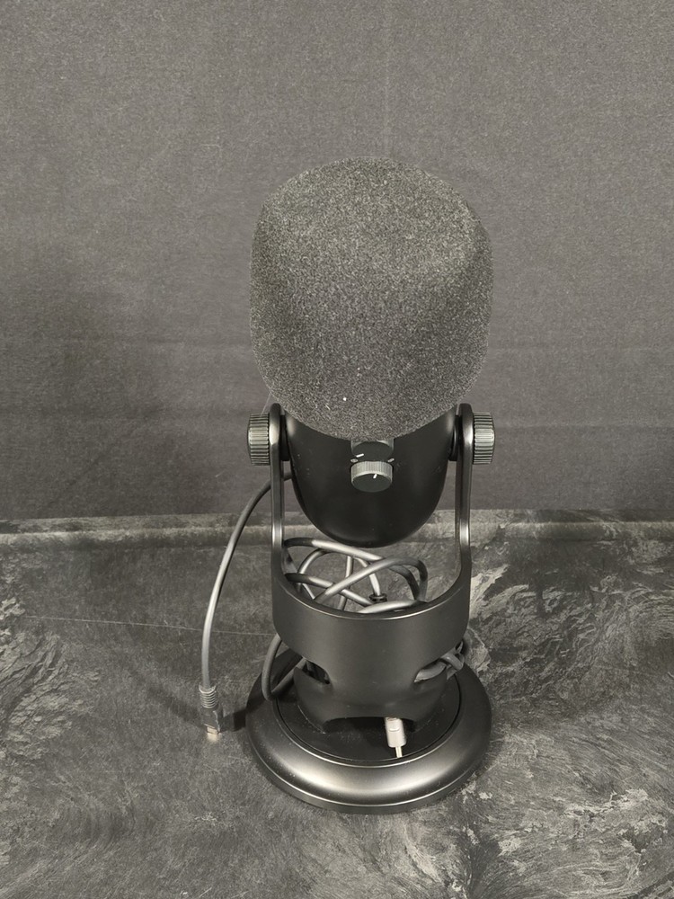 Blue Yeti USB Microphone Logitech Gaming Streaming Podcasting PC Mac Multi-Patte
