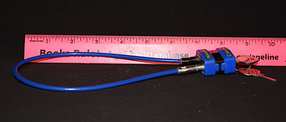 Mossberg Cable Lock ~ Gun Firearm ~ Blue + 2 Keys