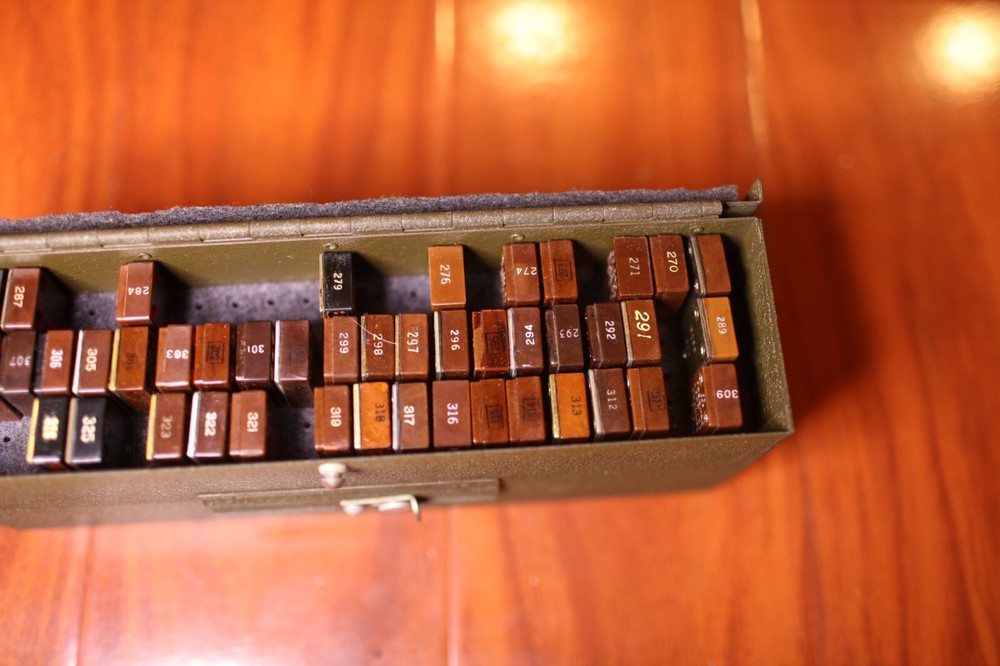 Signal Corps CS-137 Case w/ Frequency Quartz Crystals