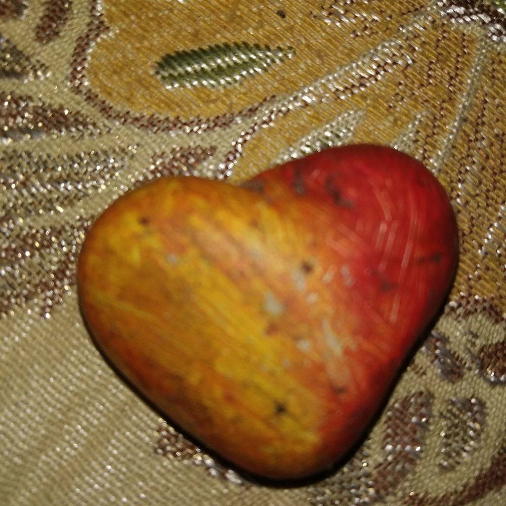 https://ebay.it/usr/faquar-57 YELLOW RED HEART H3CM BASE 4 CM