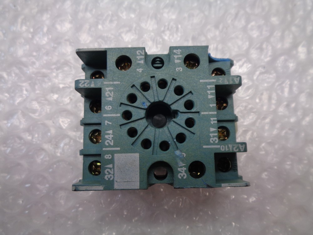 FINDER 90.27 RELAY BASE UNMP