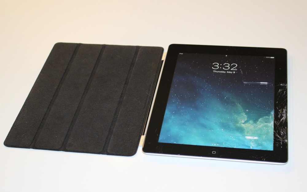 Apple iPad 4 16GB (WiFi) MD510LL/A Black - Working - Cracked Front Screen