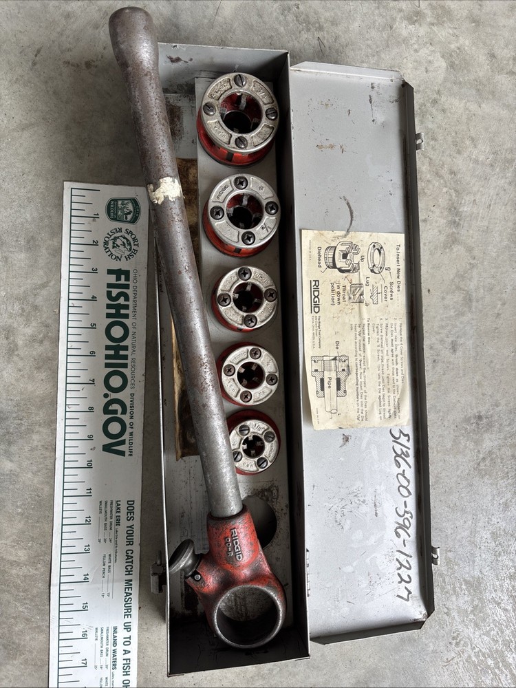 RIDGID 00-R RATCHETING THREADER, DIES AND HANDLE IN CASE