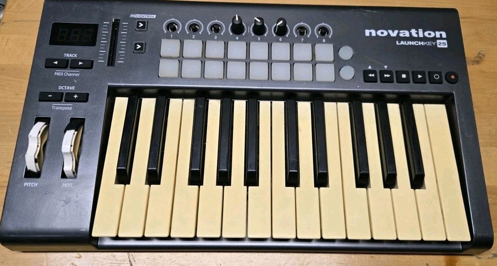 Novation Launchkey Mini USB 25-Mini-Key MIDI Keyboard Controller MK3