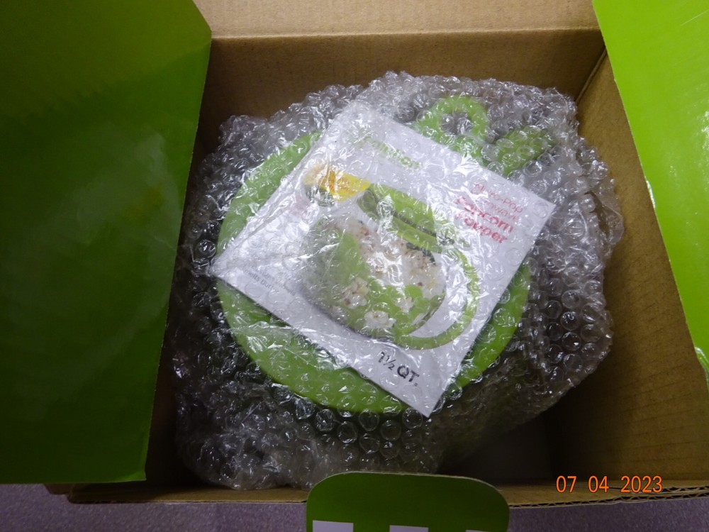 Microwave Popcorn Maker Green 1.5 Quart Kettle Popper Ecolution with Lid