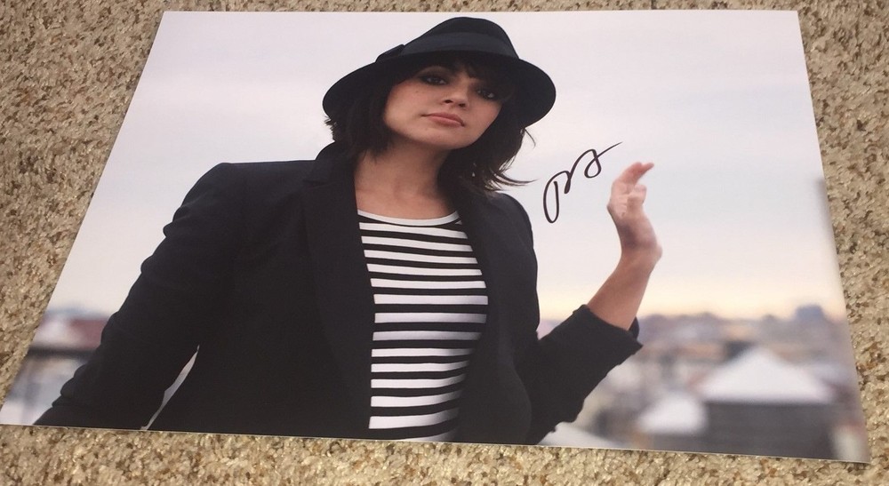 Norah Jones Signed 11x14 Photo with proof