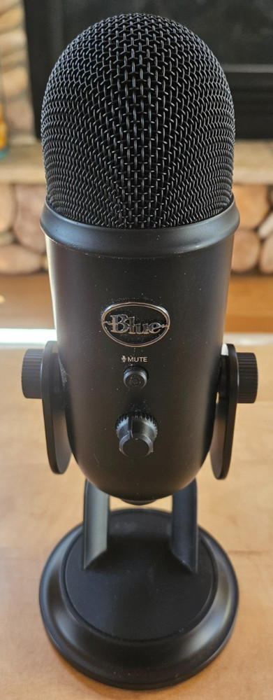 BLUE CAN ICES-3 (b) MICROPHONE WITH STAND