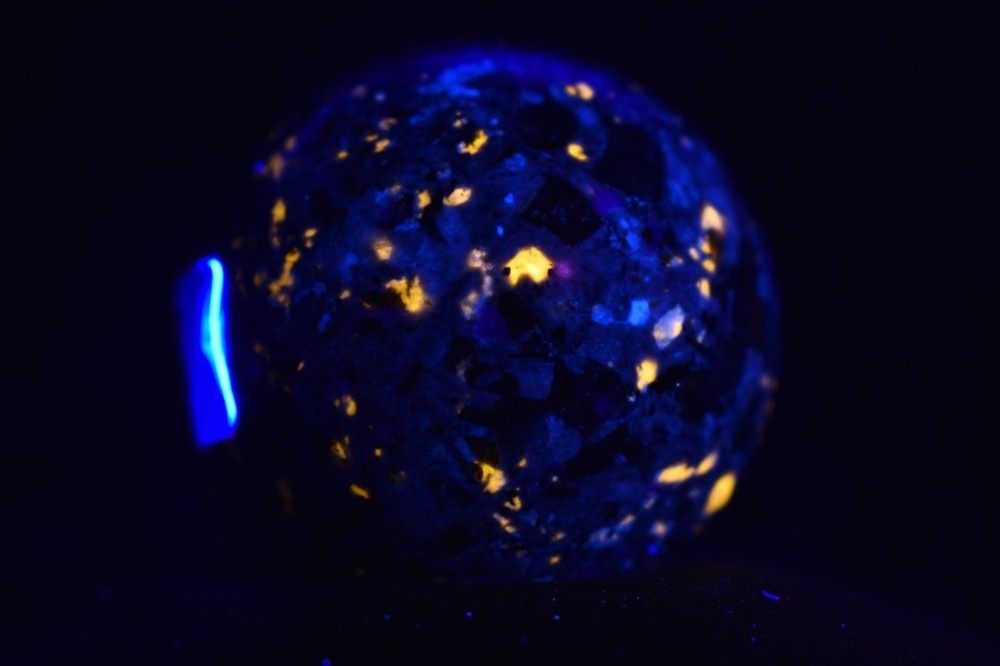 1.6" Yooperlite Sphere – UV Reactive Glow Crystal