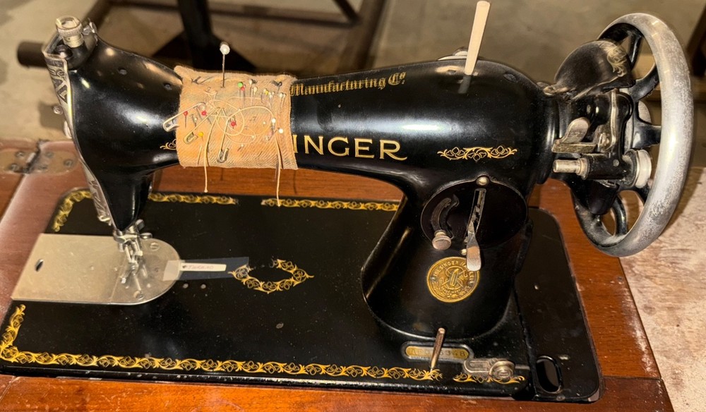 Antique 1938 Singer Sewing Machine/Accessories