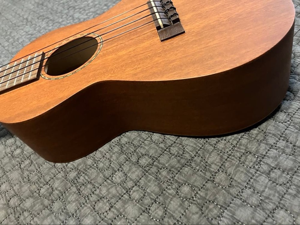 Hanalei HUK-80C Ukulele with case