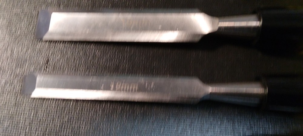 4 PC.CHISLE SET NEW