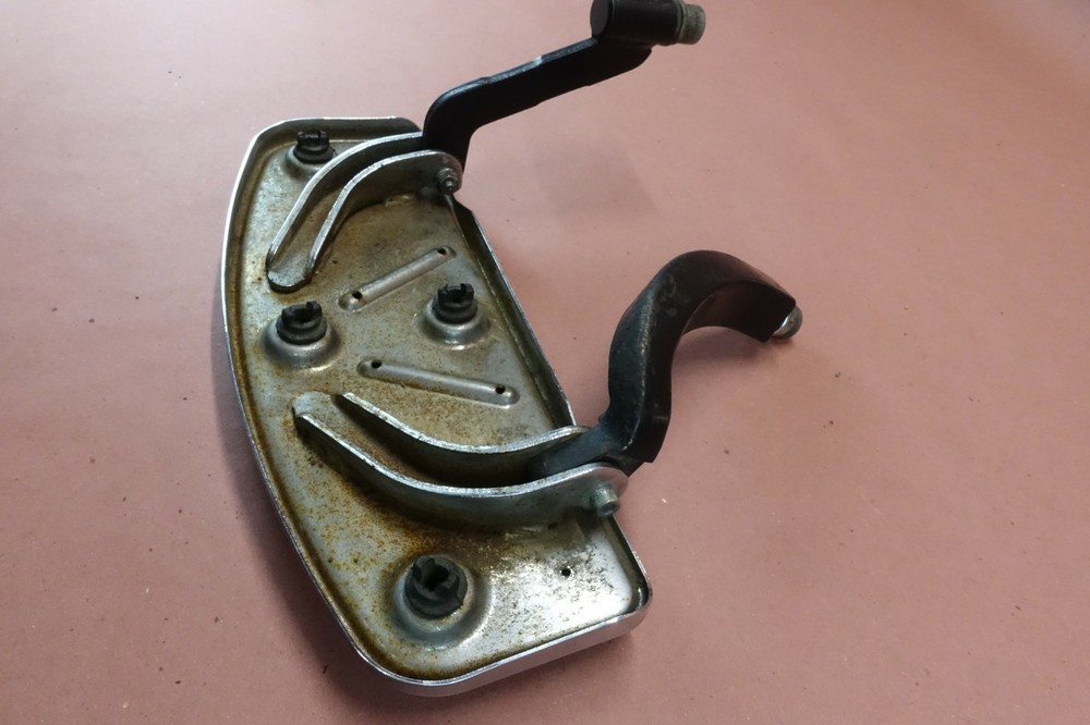 2000-2005 Harley Davidson Electra Glide FRONT RIGHT FOOT PEG BRACKET FOOT REST