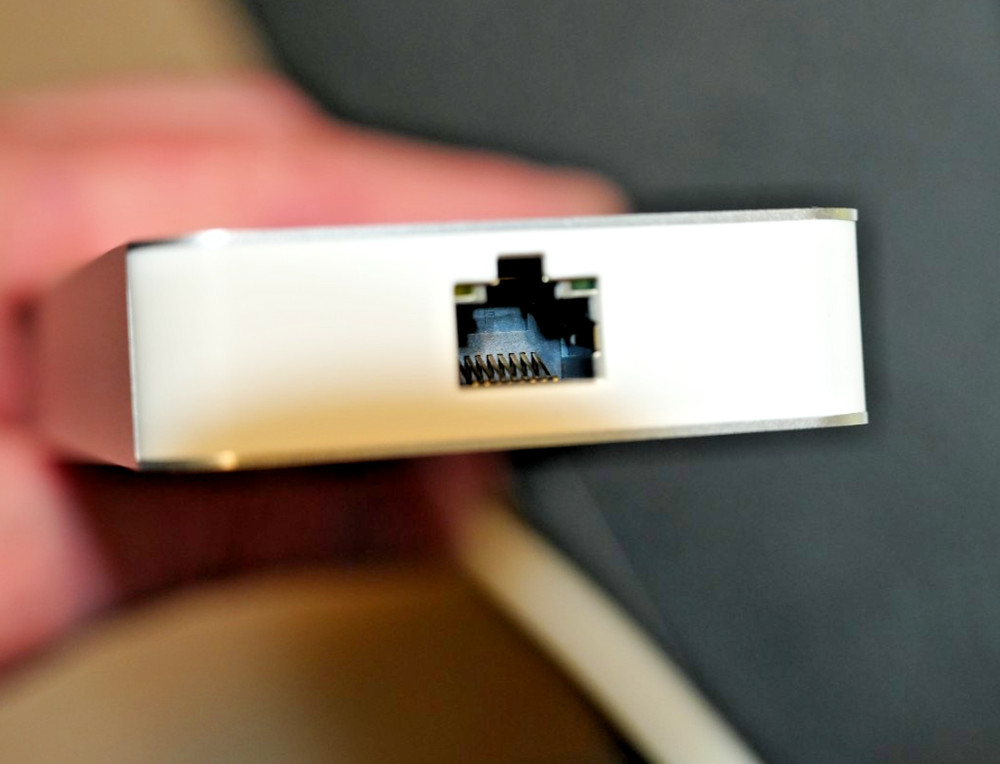 COMPUTER DOCKING STATION - CONNECTS 8 ITEMS TO A COMPUTER- USB 3.2, Thunderbolt