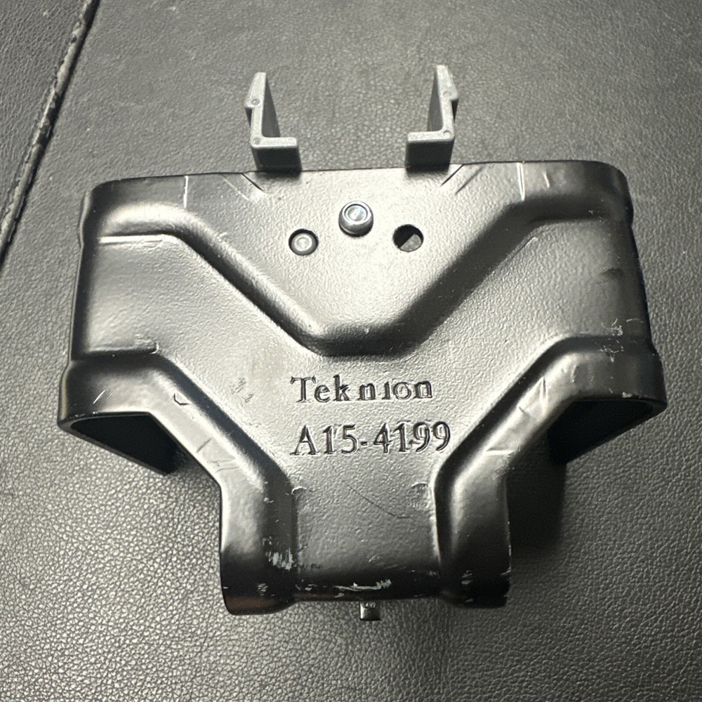 (2) Teknion 3 Way Bracket Cubicle Panel Office Leverage TOS A15-4199