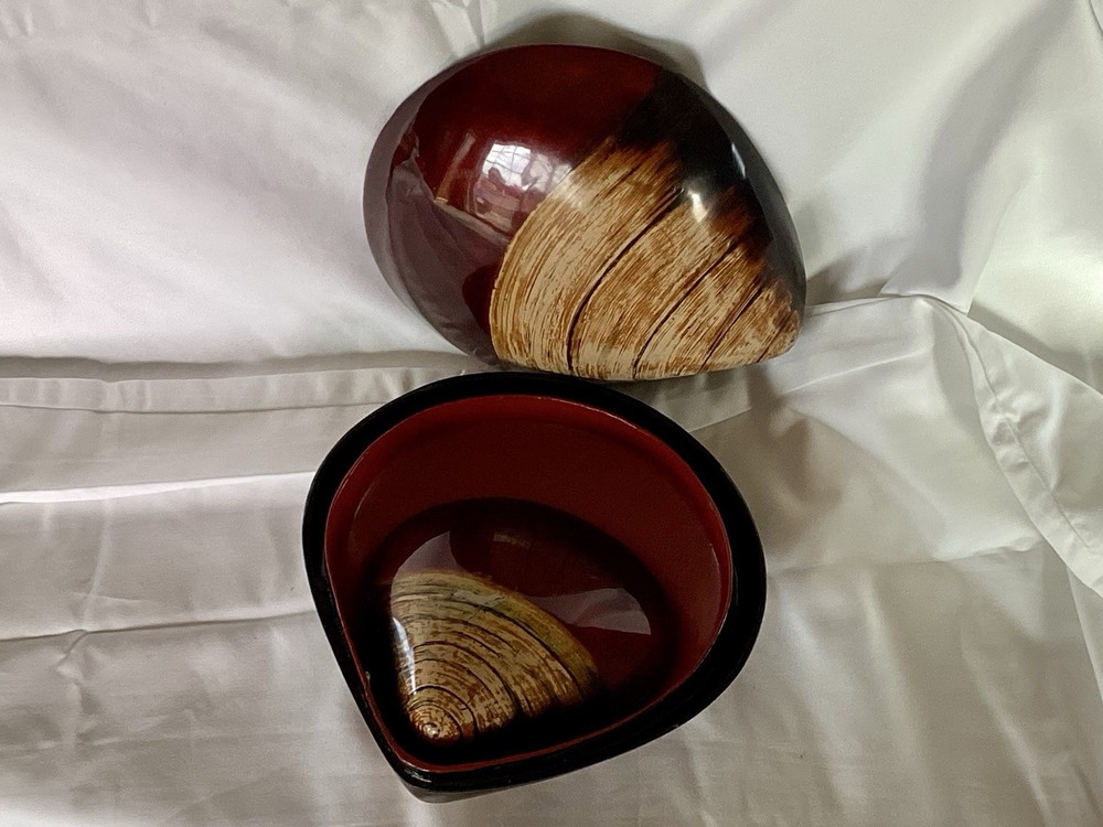 1979 Wakasa Lacquerware 8 1/2” & 5 1/2” Nesting Clam Shell Trinket Boxes