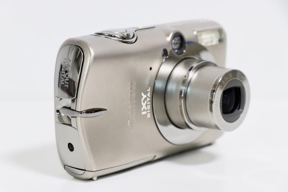 Canon IXY DIGITAL 2000 IS Compact Digital Camera Excellent Condition