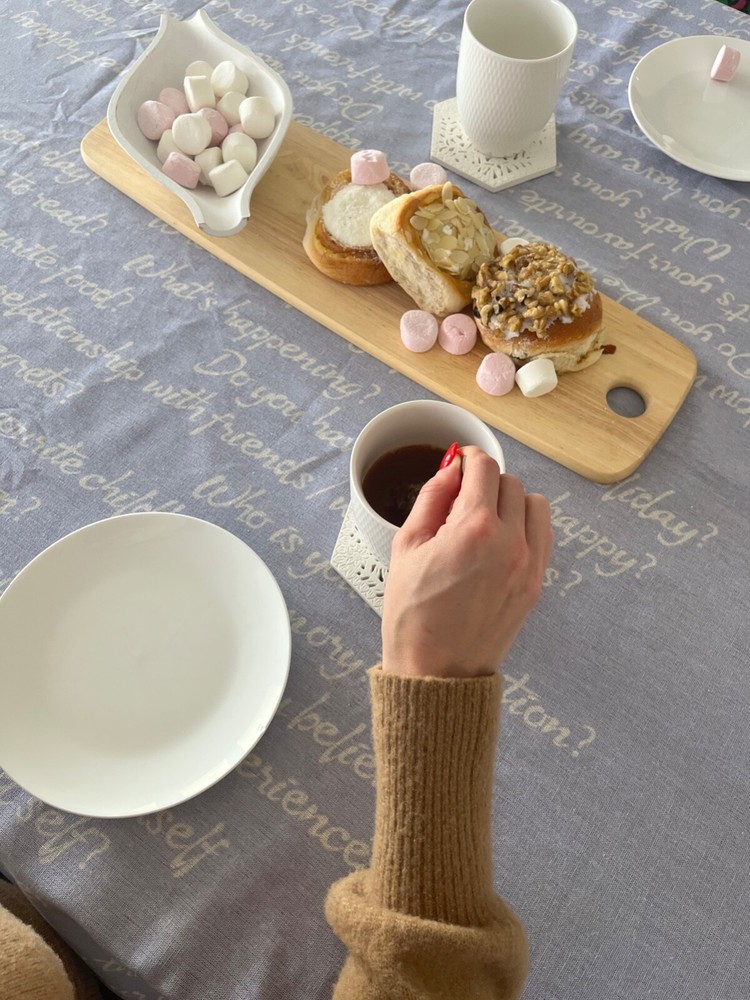 Dine&Vibe Conversation Tablecloth, 10 different colours, 5 different sizes.