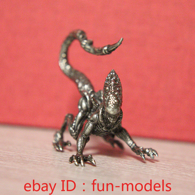 White Bronze Mutant Alien Beast Model Long Tail Statue Model Desktop Decorations