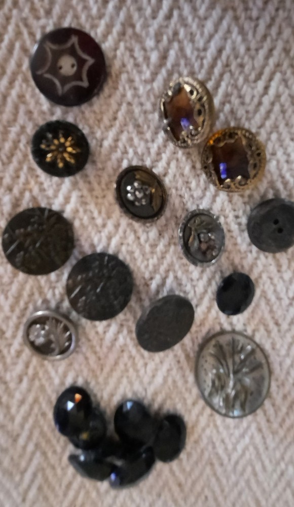 antique button assortment, 31 buttons, various types, very good condition