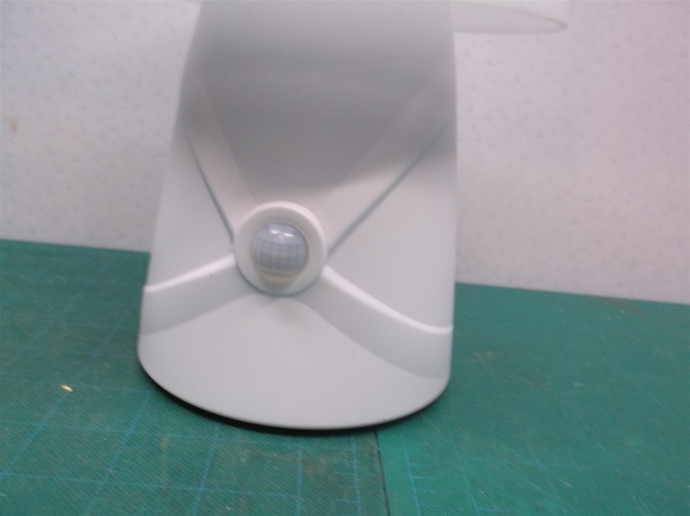 Dual powered color change led light battery/usb