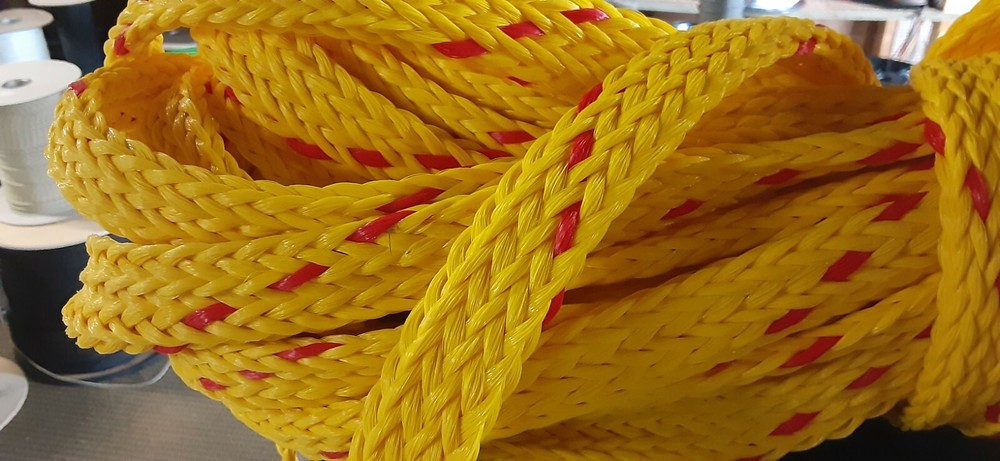 1 1/8 " x 89 ft. Hollow/Flat Braid Polypropylene Rope. Yellow/Red