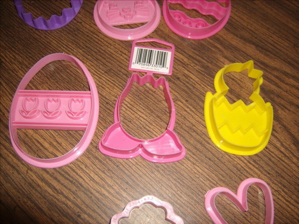 11 Wilton Easter Cookie Cutters NEVER USED - BUNNY EGGG CHICK LAMB & MORE