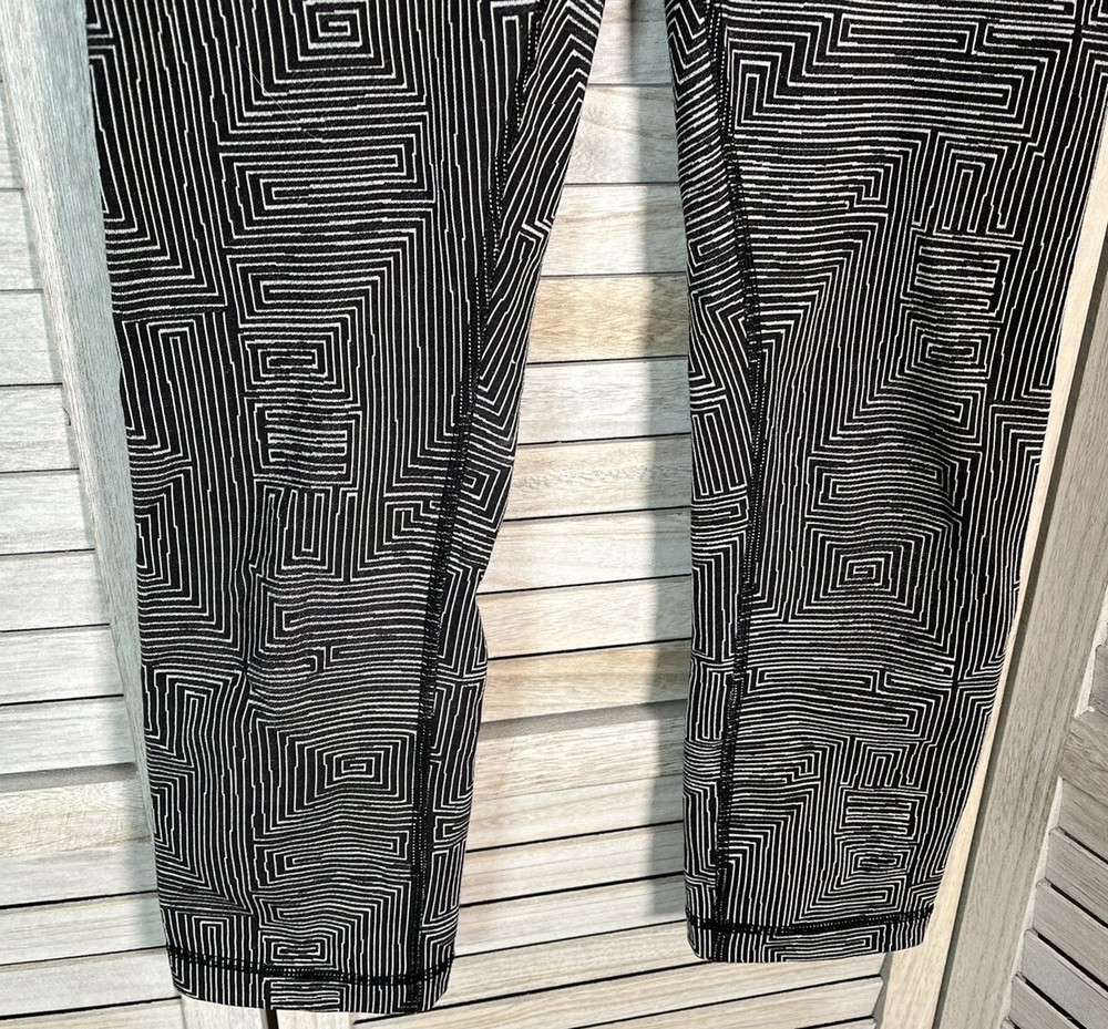 Lululemon Wunder Under Women's 4 Black Patterned Crop Athletic Leggings
