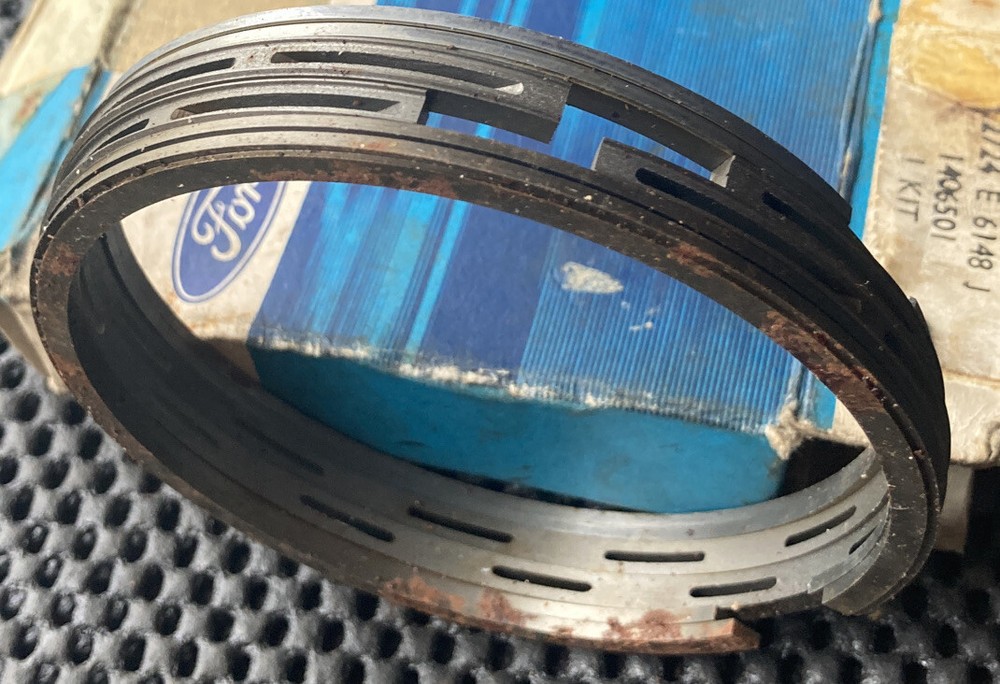 VINTAGE FORD PISTON RING KIT : 1406501