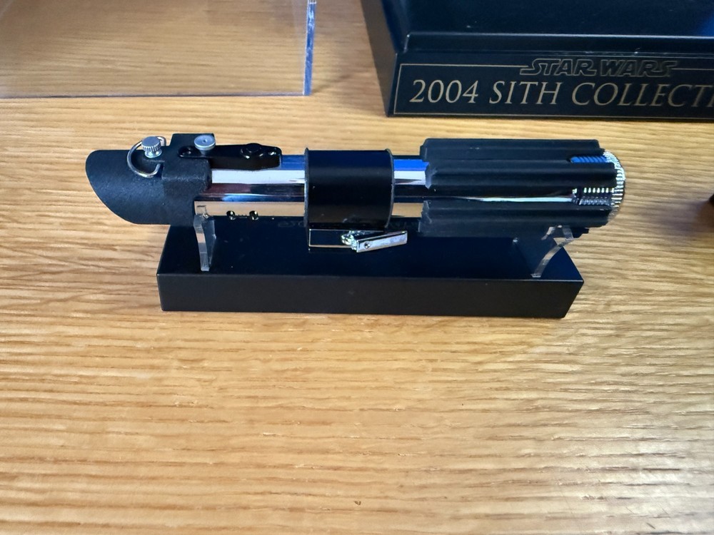 Master Replicas 2004 Sith Collection .45 Scaled Lightsaber Collection wit Case