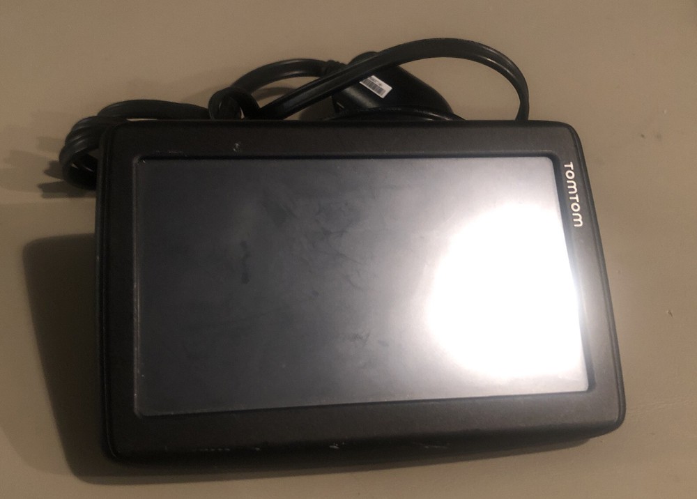TOM TOM GPS N14644 Bundle With Car Charger