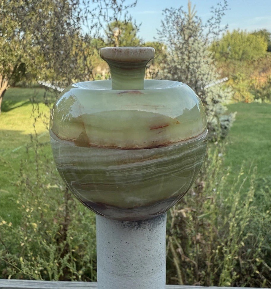 Onyx Apple Jar 4” – Hand-Carved Stone Decorative Container