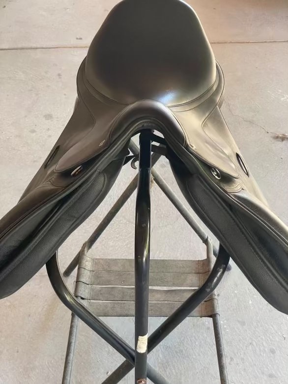 jumping saddle 17 used