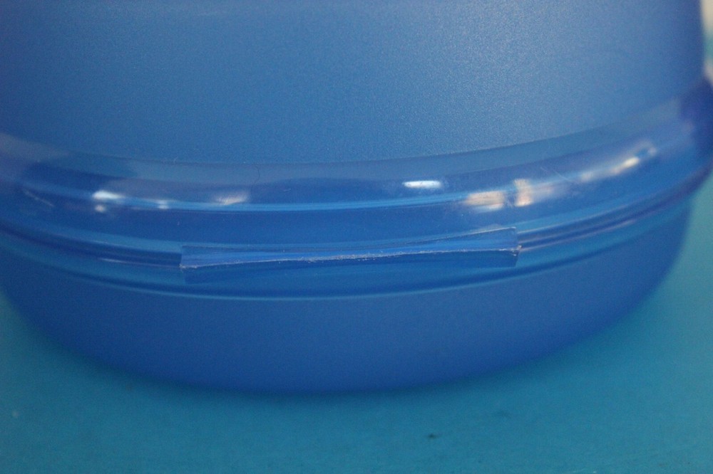 Tupperware BLUE Round SANDWICH Bagel KEEPER includes fitted condiment Smidget