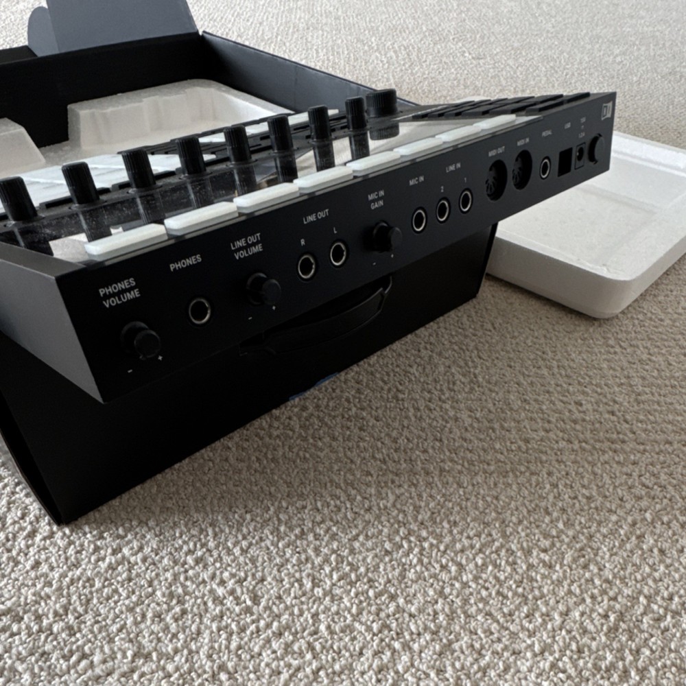 Native Instruments MASCHINE MK3 Sampler & Sequencer 16 Pad Built-in Effects