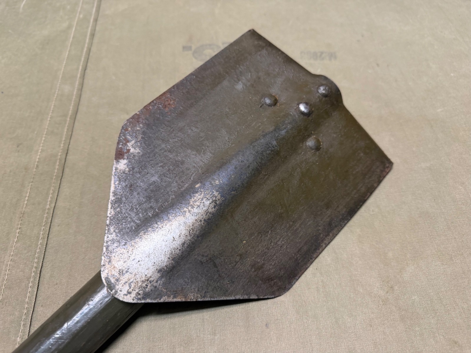 ORIGINAL WWII US ARMY M1943 COMBAT FIELD FOLDING SHOVEL-"US" stamped