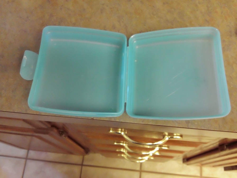 Tupperware Sandwich Keeper Container Square Locking 3752D-Used-Parrotfish