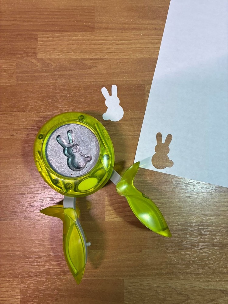 Fiskars Easy Squeeze Easter Bunny Punch 2010 USED