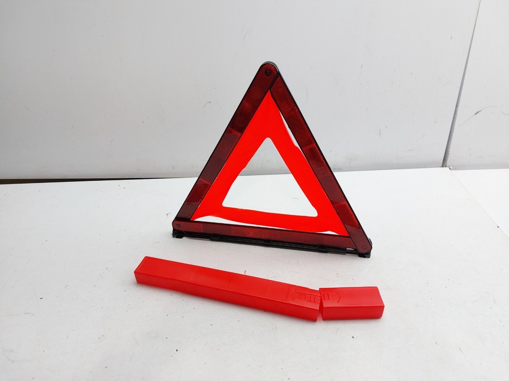 MG HS HIGH VISIBILITY WARNING TRIANGLE 2020 10477670