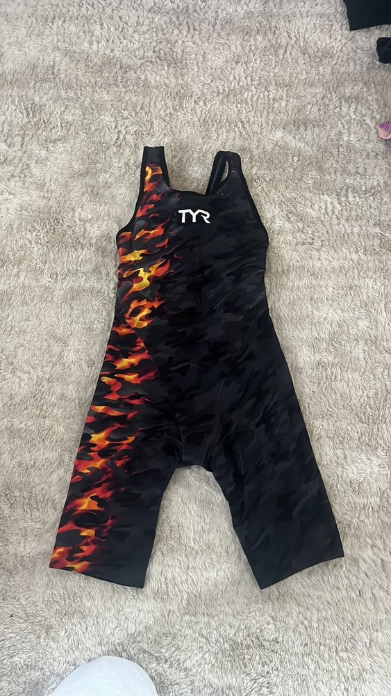 TYR Venzo Camo Fire size 22 comes with box